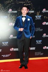 组图：新浪微博之夜红毯 韩庚蓝丝绒西装复古风