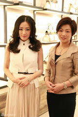 组图：秦岚优雅现身时装秀尽显迷人魅力