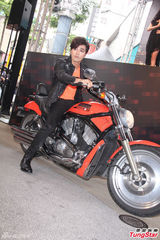 组图：贺军翔否认身体发福 穿皮衣骑机车耍帅