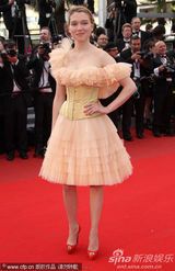 幻灯图集：法国女演员蕾雅短款纱裙亮相