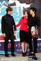 组图：尹施允朴信惠出席《邻家花美男》发布会