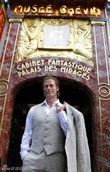 组图：布拉德皮特蜡像巴黎揭幕 乔治克鲁尼“站台”