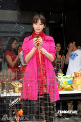 幻灯图：林志玲助阵模特公司开工 泳装环节趣味十足