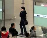 组图：吴奇隆黑衣现身上海机场边走边煲电话粥
