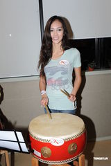 组图：Jessica C秀鼓技 笑称不怕地位被取代