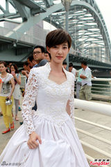 组图：王丽坤拍《多米诺》否认插足于和伟婚姻