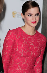 高清组图：艾玛-沃特森蕾丝红裙亮相红唇娇艳