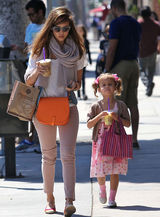 高清组图：辣妈杰西卡-阿尔芭带大女儿奥诺逛街
