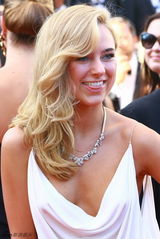 组图：戛纳电影节闭幕式红毯 章子怡走光