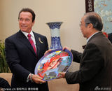 组图：施瓦辛格西安参观兵马俑 华服美女送石榴