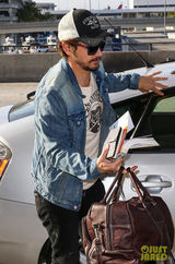 组图：詹姆斯弗兰克潮装打扮 帅气现身机场