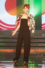 组图： 容祖儿TWINS亮相《劲歌金曲优秀选》录影