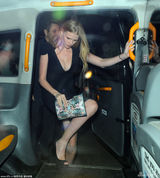 组图：西蒙与女友夜店买醉 超模劳拉烂醉抛美胸