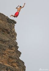 组图：比伯玩惊险悬崖跳水 飞身一跃跳入大海