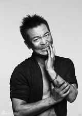 组图：吴樾黑白写真 怒放男儿本色