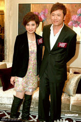 幻灯图：苗侨伟夫妻档代言 戚美珍称羡慕汪明荃