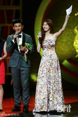 组图：第8届首尔电视颁奖礼 吴奇隆获人气奖