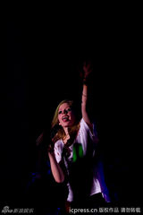 组图：艾薇儿上海开唱火爆异常 摇滚小天后热力四射