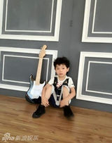 组图：华少爱子照片曝光 5岁米乐活泼可爱