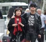 组图：潘玮柏上海行孝 陪母亲逛街吃饭