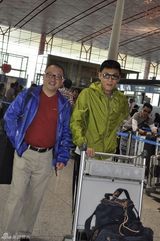 幻灯：秦昊王小帅现身机场 携《日照重庆》奔赴戛纳