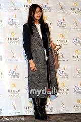 组图：韩星朴诗妍池城等出席女歌手姜成妍婚礼