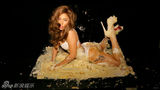 组图：GagaMV着内衣蛋糕打滚 浴室摆臀诱惑情挑