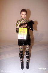 幻灯图：尚雯婕母豹造型亮相 为慈善延续雷人风