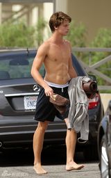 组图：施瓦辛格儿子女儿现身 关系融洽