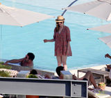 组图：安妮-海瑟薇与男友泳池嬉戏 甜笑热吻