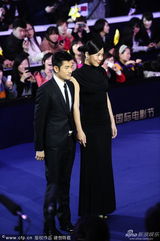 组图：《全民目击》剧组 郭富城携余男帅气亮相