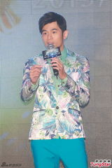 组图：周杰伦带病宣传巡演 花西服帅气抢镜