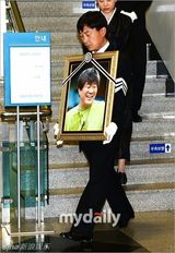 组图：金喜善等含泪参加金宗鹤导演遗体告别式