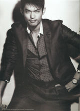 组图：林丹时尚写真秀壮硕肌肉霸气外露