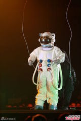 组图：周秀娜穿太空服被吊起 花心前男友遭炮轰