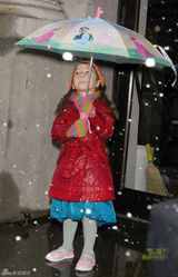 高清图：纽约降雪苏瑞出门撑卡通伞 品尝雪的味道