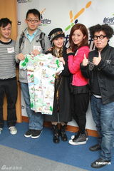 组图：Twins宣传新专辑阿娇否认被黎国辉追求