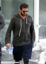 组图：休-杰克曼带孩子玩雪 小艾娃骑单杠玩得疯