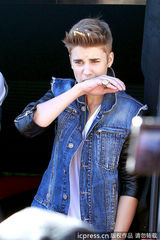 组图：比伯当街献唱谢歌迷 小天王自恋摸发
