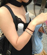 组图：美女示范胸部用法大全 能当枕头能夹啤酒