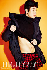 组图：《1994》郑宇拍写真秀腹肌 怕娜静嫁七封