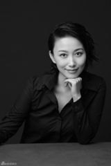 组图：丁柳元黑白写真气质优雅小性感