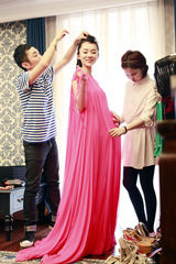 高清图：揭秘霍思燕时尚试装 深V礼服气场逼人  