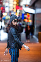 组图：蒋欣纽约街拍大片造型多变气场足