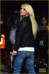 组图：布兰妮MV花絮曝光 穿男友外套显臃肿