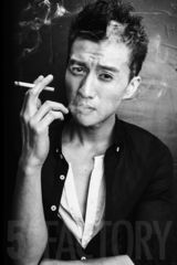 组图：高仁最新黑白诱惑写真曝光 霸气十足