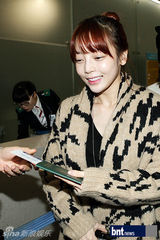 组图：少女时代KARA为赴K-POP演唱会亮相机场