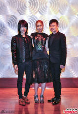 组图：吴雨霏印尼会设计师 拍新歌《逆转》MV