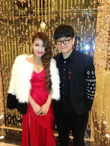 组图：孙敬媛低胸红裙亮相秀场 香肩美腿性感