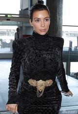 组图：卡戴珊携老公街头秀甜蜜 粽子装难掩肉感